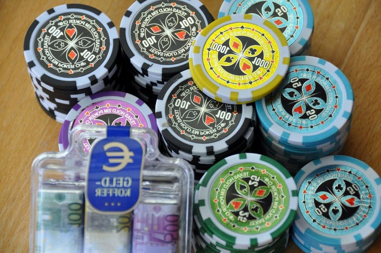 Invités jouant au blackjack chez Emotionsvoyage