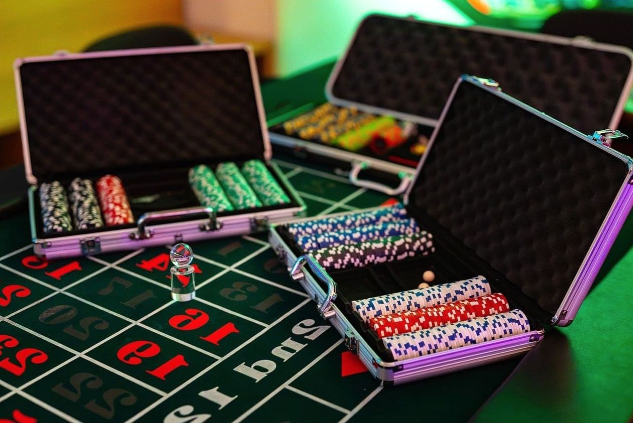 Jetons de poker empilés lors d'une soirée Emotionsvoyage