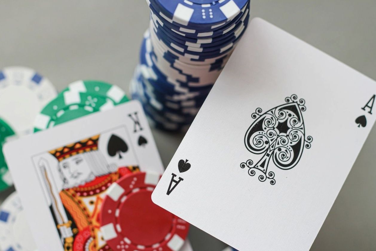 Invités autour d'une table de casino Emotionsvoyage