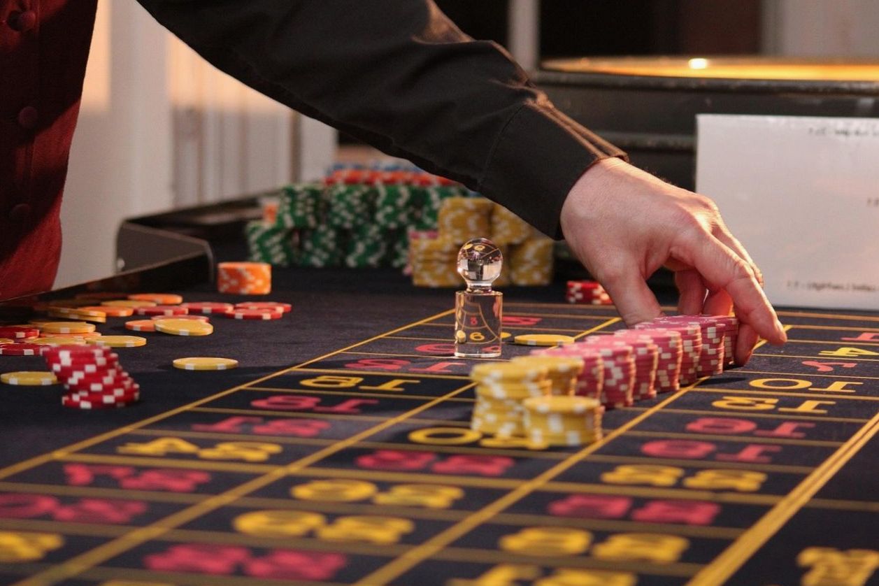 Jetons et cartes de poker sur table Emotionsvoyage